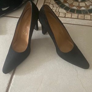 Black suede heels size 6B